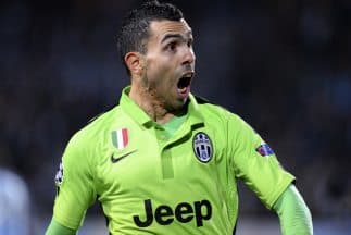 Carlos Tévez celebra su gol contra el Malmoe en Champions.