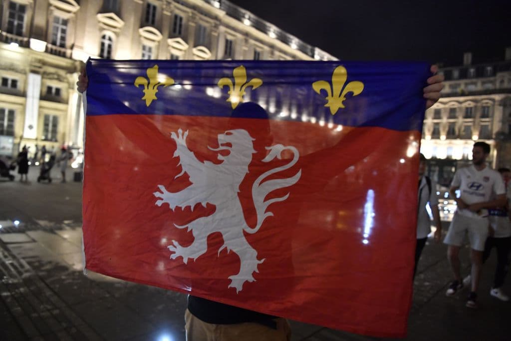 Los hinchas de Lyon festejan la histórica participación de su equipo, aunque han quedado eliminados de la competición.