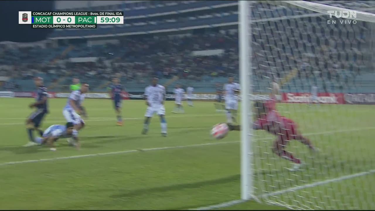 ¡Manotazo salvador! Ustari se lanza y desvía el remate de Eddie Hernández