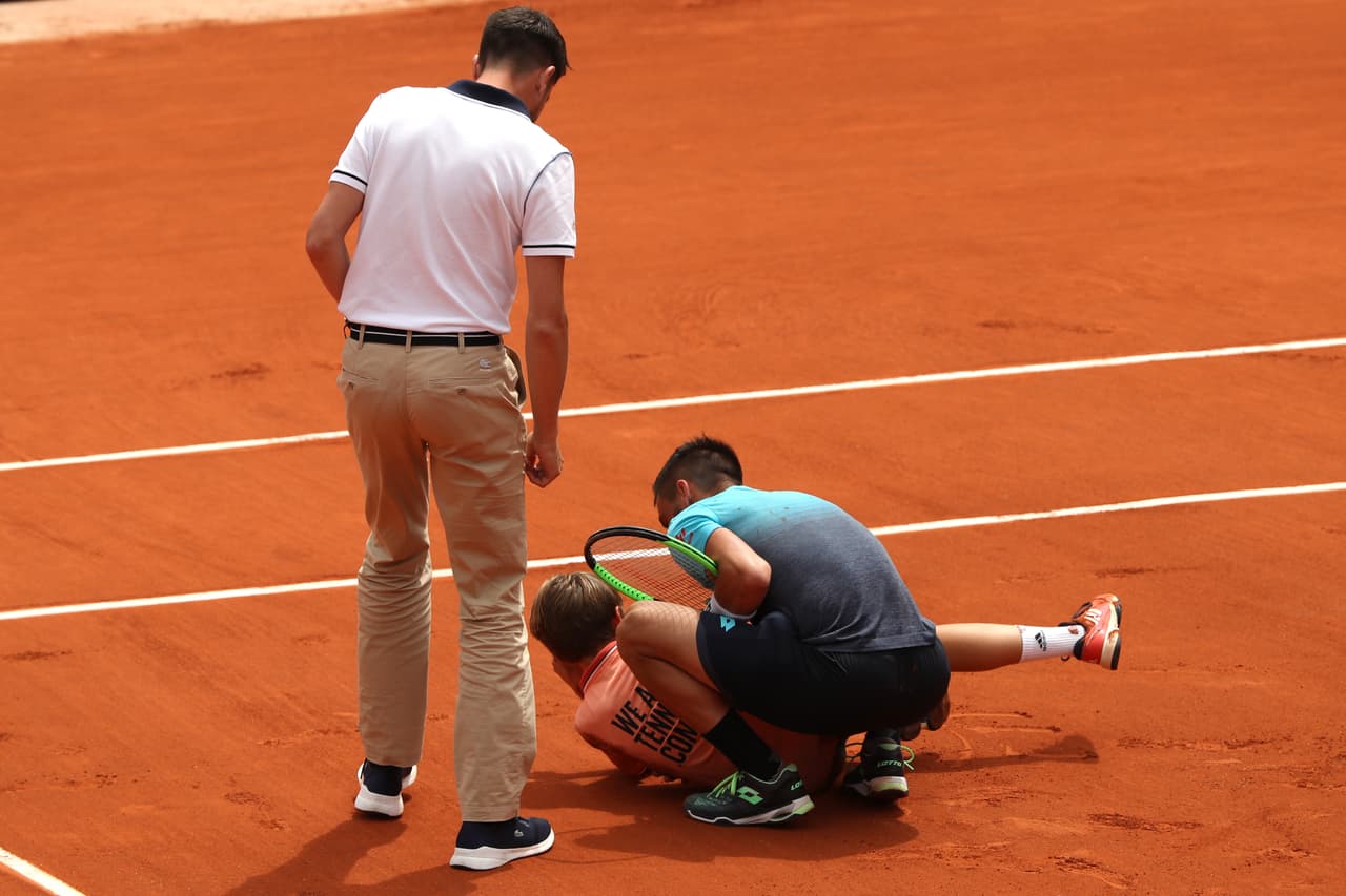 El pequeño quedó inmovil por un momento y de inmediato tanto el jugador como miembros de la logística fueron a atenderlo.