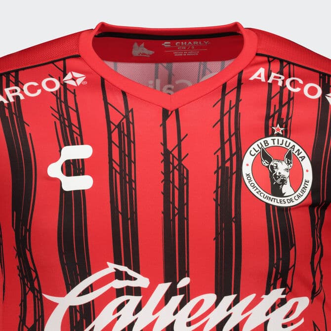 Los Xolos de Tijuana han estrenado ante Boca Juniors su playera principal para esta nueva temporada, pero también realizaron el lanzamiento de la alternativa en sus plataformas digitales. Con diseños novedosos, que hacen referencia al poder de la Jauría, el equipo de la frontera está listo para iniciar la Liga MX.