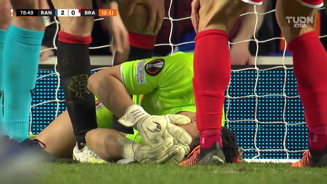 ¡TIRO ATAJADO! disparo por Aaron Ramsey.