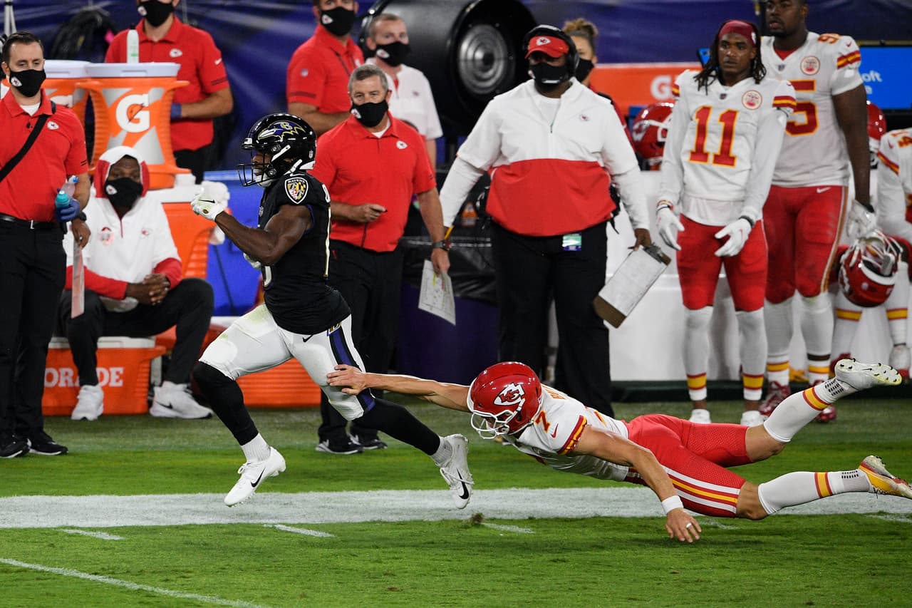 Patrick Mahomes supera las 350 yardas por aire, manda cuatro pases de touchdown y mete uno más por tierra en la victoria 34-20 sobre los Baltimore Ravens.