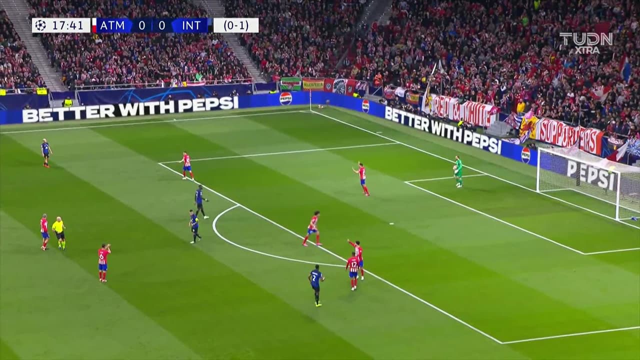 ¡TIRO ATAJADO! disparo por Lautaro Martínez.