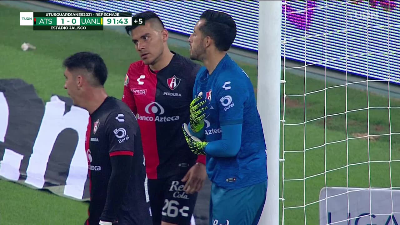 ¡TIRO ATAJADO! disparo por Nicolás López.