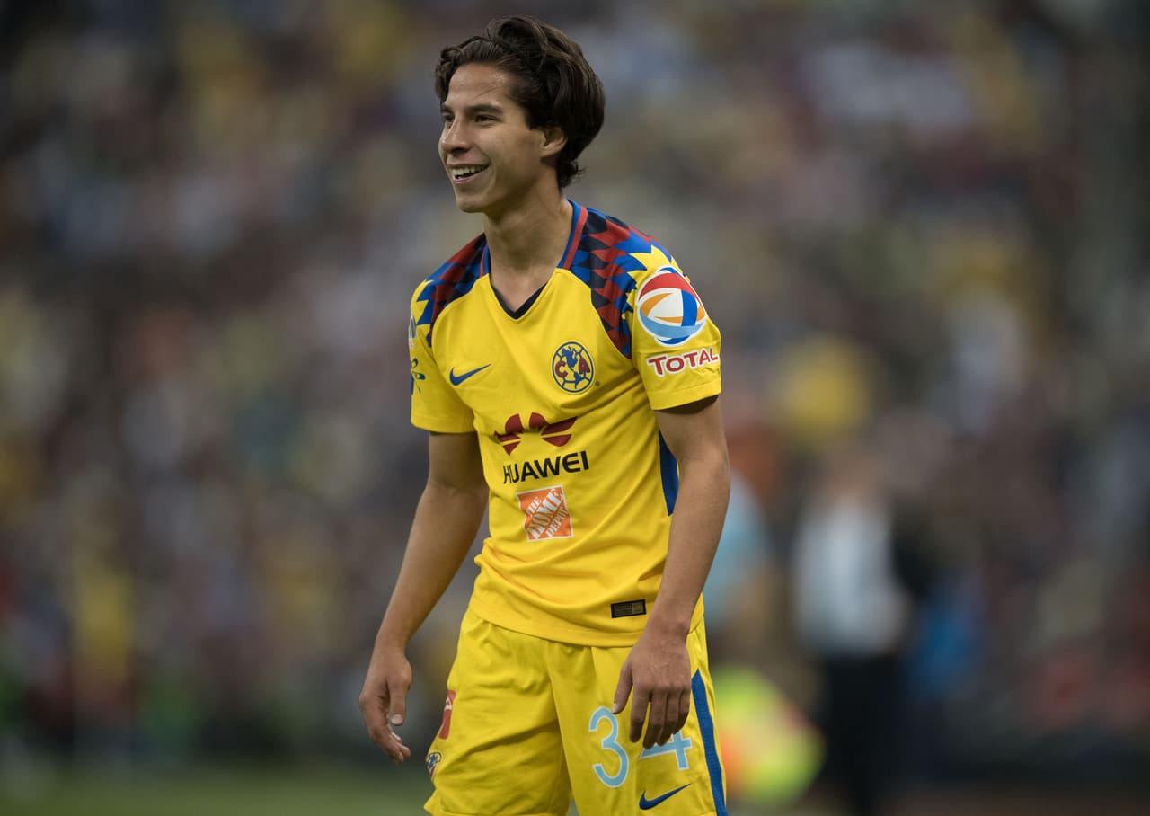 Diego Lainez fue un peligro constante para la defensa de Rayados generando las jugadas de mayor peligro.