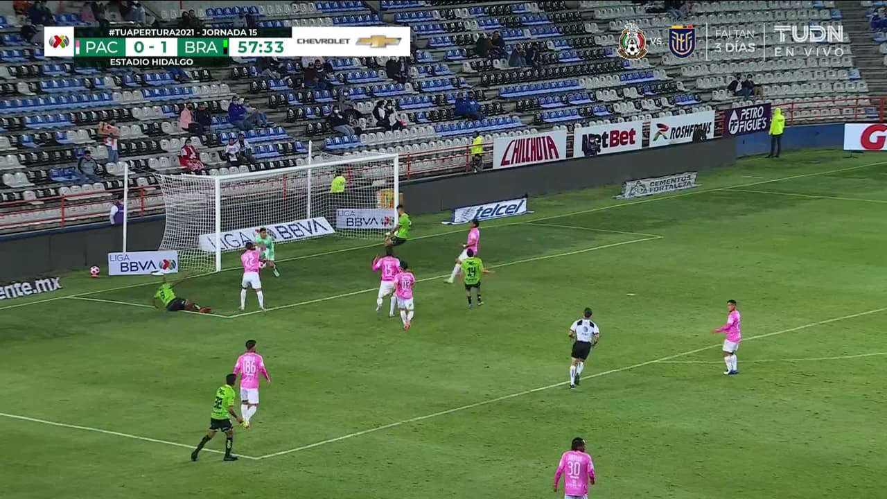 ¡TIRO ATAJADO! disparo por Diego Rolan.