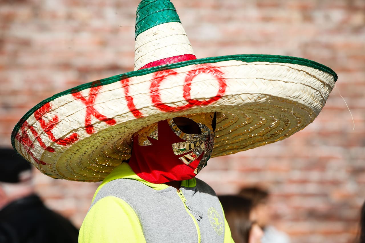 Aficionados mexicanos le ponen color a la fiesta en Canadá durante el partido de la eliminatoria al Mundial 2018.