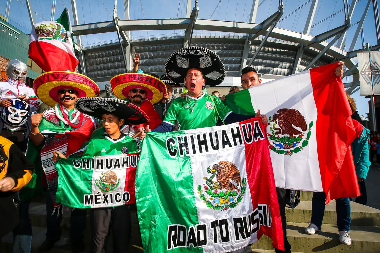 Aficionados mexicanos le ponen color a la fiesta en Canadá durante el partido de la eliminatoria al Mundial 2018.