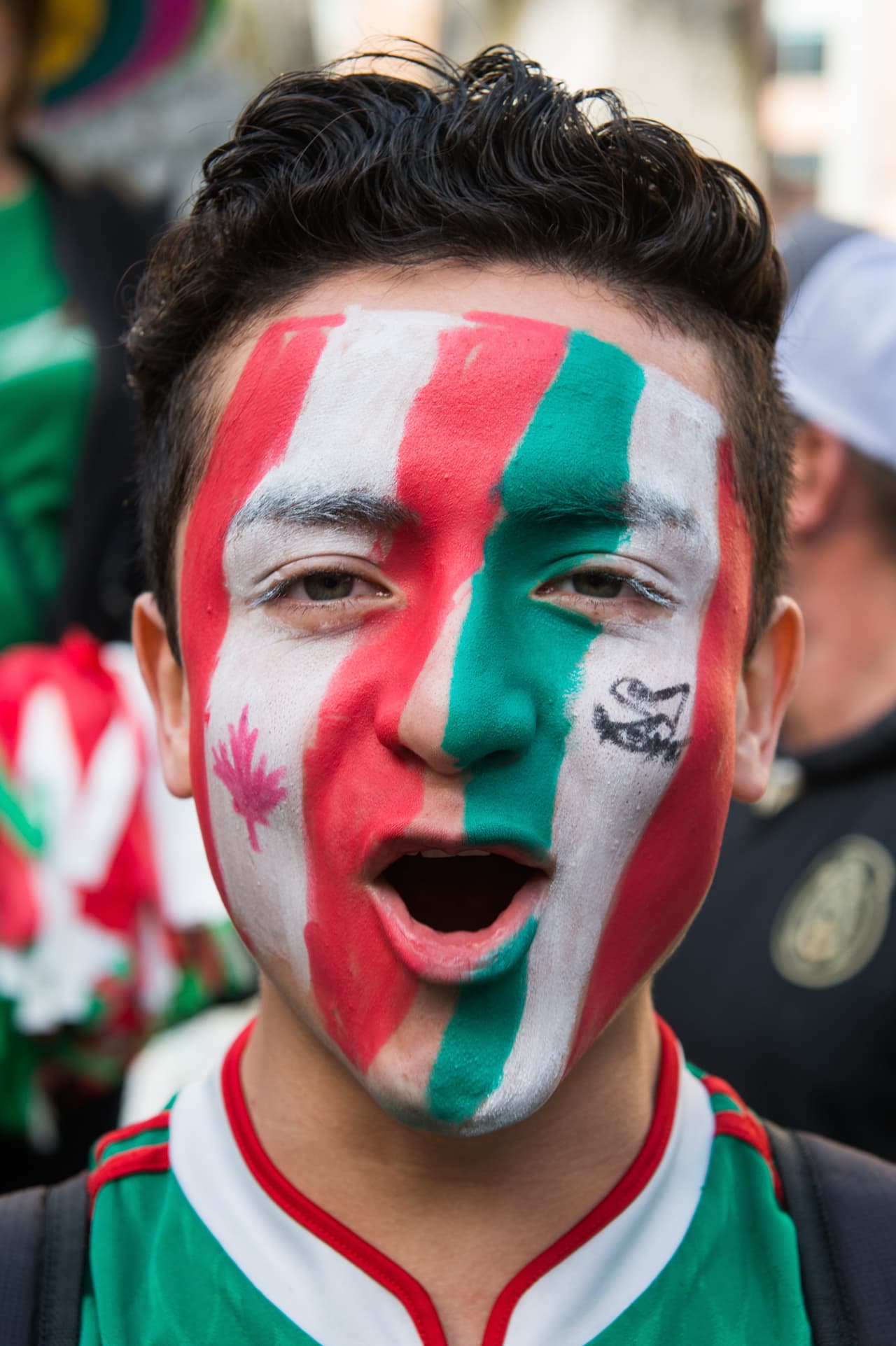 Aficionados mexicanos le ponen color a la fiesta en Canadá durante el partido de la eliminatoria al Mundial 2018.