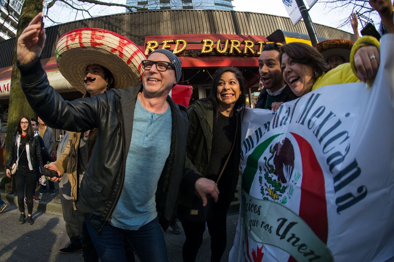 Aficionados mexicanos le ponen color a la fiesta en Canadá durante el partido de la eliminatoria al Mundial 2018.