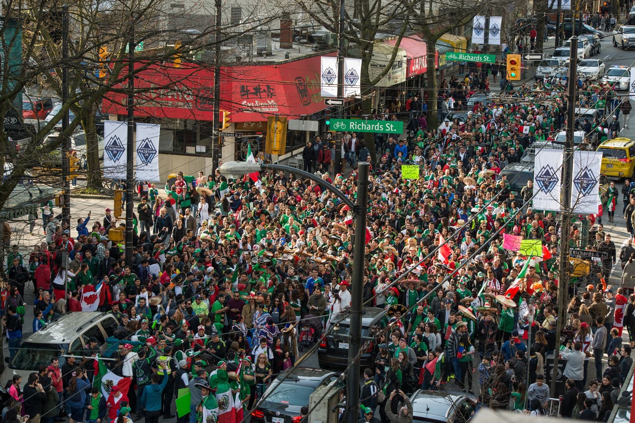 Aficionados mexicanos le ponen color a la fiesta en Canadá durante el partido de la eliminatoria al Mundial 2018.