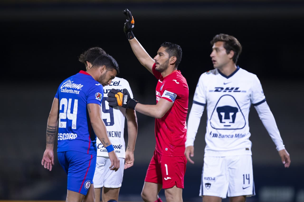 Con gol de Jonathan Rodríguez desde los once pasos, Cruz Azul sale victorioso en su visita a los Pumas 0-1. Cruz Azul retoma el liderato y los Pumas continúan hundidos entre los últimos puestos del torneo.