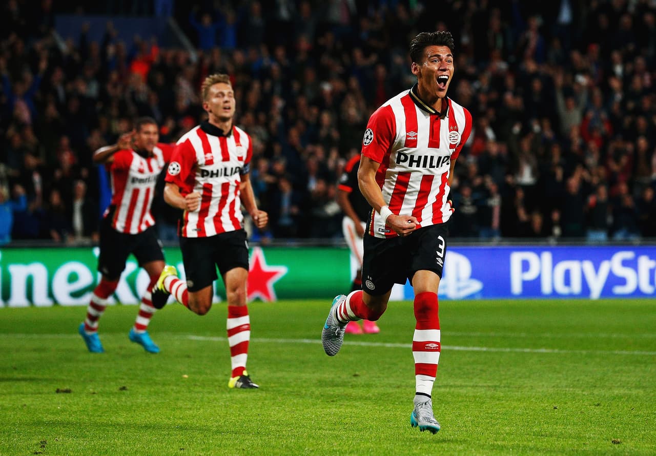 Héctor Moreno hizo fama de defensa goleador con el PSV y ahora la trasladará a la Serie A con la Roma.