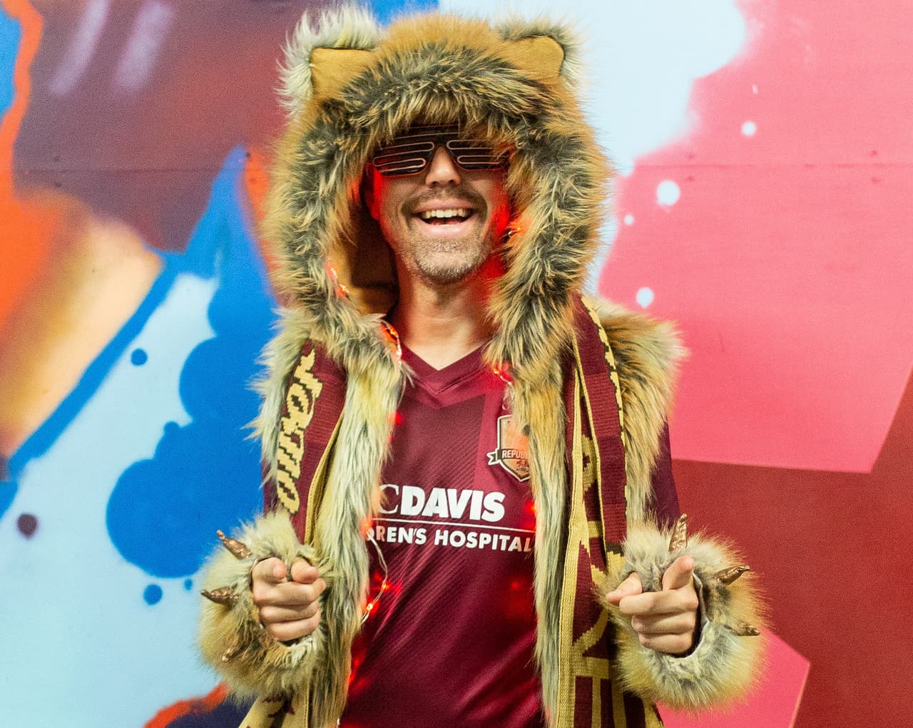 <i><b>Don Gibson: “Sacramento es una ciudad que te acoge, ya sea que te vistas de esta manera o de otra”</b></i>
<br>Uno de los más reconocibles -y misteriosos- aficionados de Sacramento Republic FC es Don Gibson, también conocido como ‘Rave Bear’.