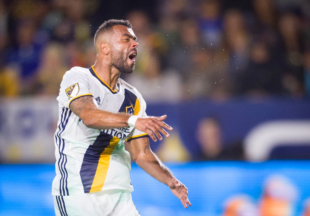 Ashley Cole, leyenda del fútbol inglés, seguirá siendo compañero de los Dos Santos en LA Galaxy