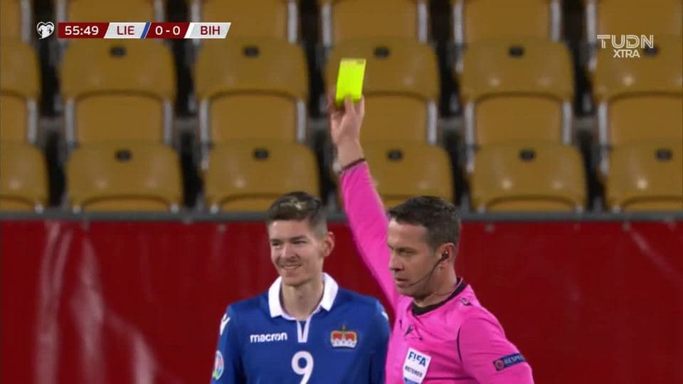 Tarjeta amarilla. El árbitro amonesta a Yanik Frick de Liechtenstein