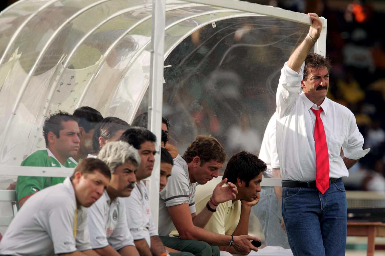 Sin embargo, después del Mundial de Alemania dejó el cargo el cual asumió Hugo Sánchez: 38 triunfos, 16 empates y 17 derrotas fue el saldo que dejó.