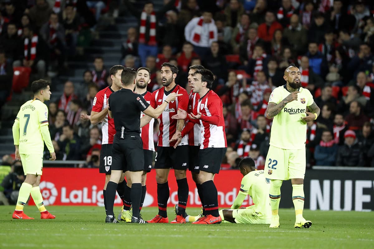 En el tiempo de reposición (90'+2) fue expulsado el lateral De Marcos por doble amonestación, quedando el Athletic con 10 hombres.