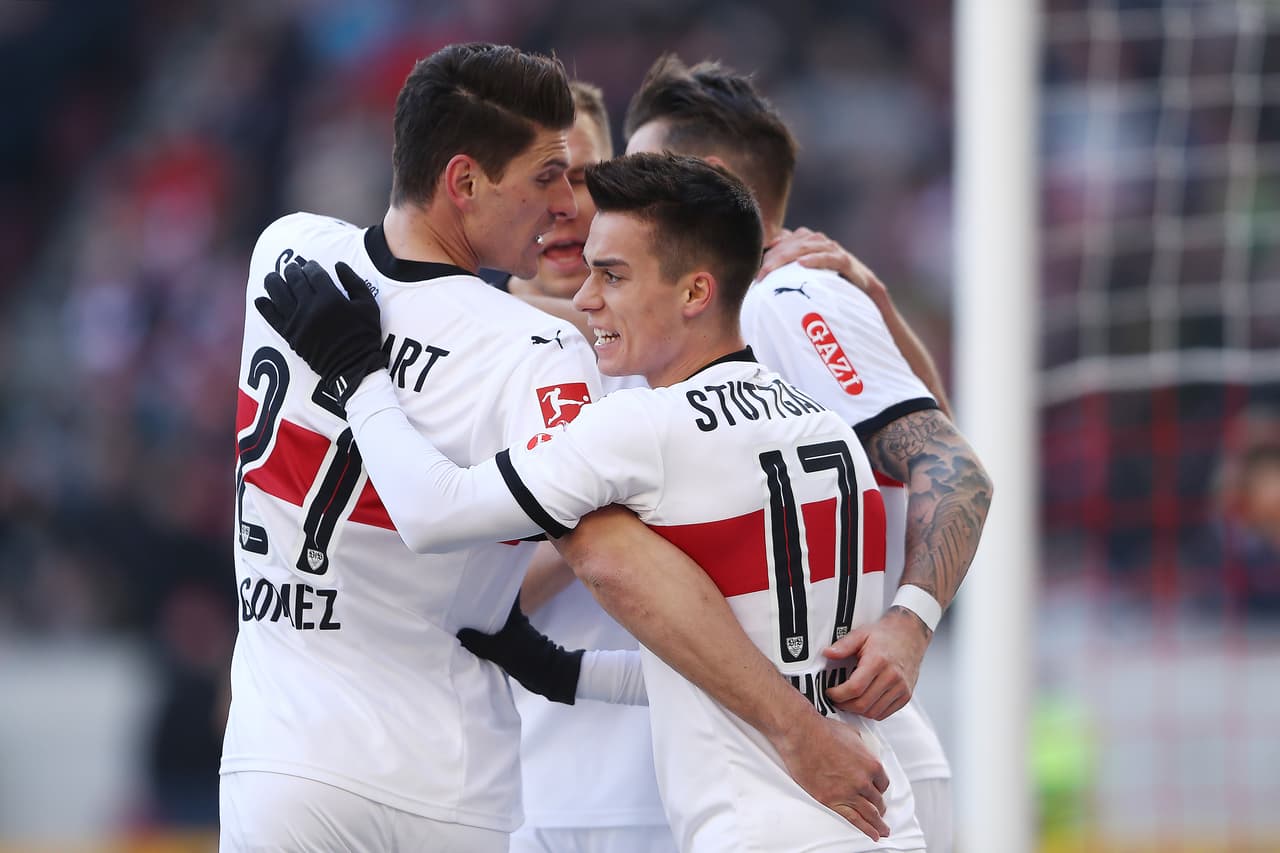 Todo el equipo local celebra el gol que resultaría en tres puntos.