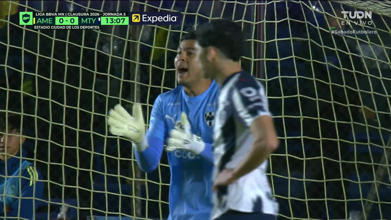 ¡TIRO ATAJADO! disparo por Álex Zendejas.