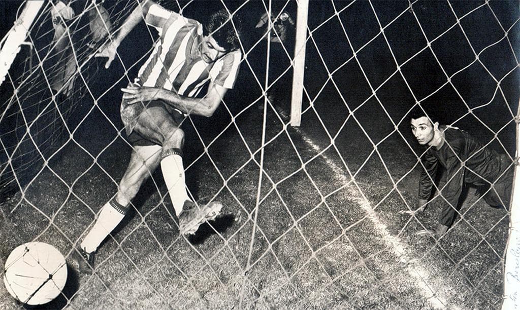 Chivas y Atlas se enfrentaban, el 24 de abril de 1955 en un partido por la Copa Occidente, Ganó el Rebaño 5-0 pero en 16 minutos ya lo ganaban 4-0.