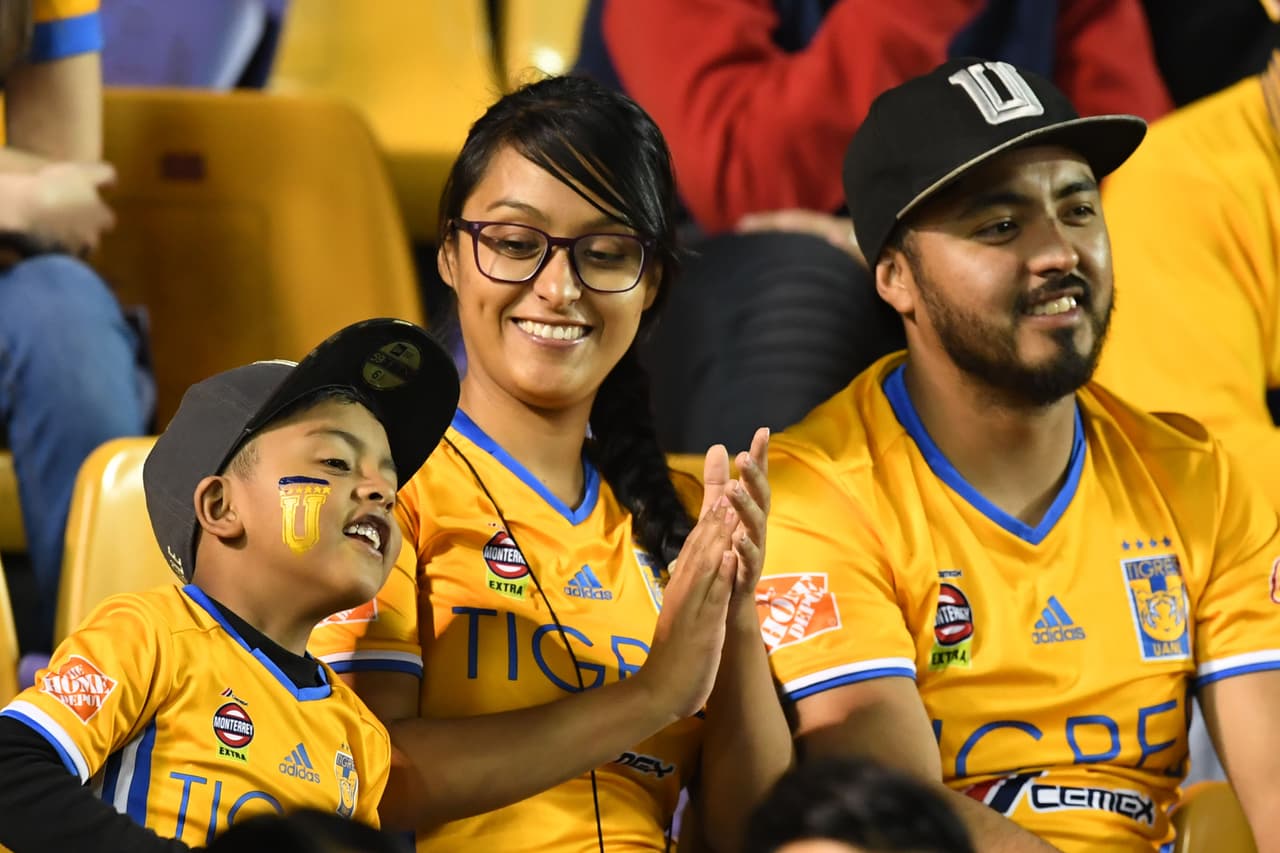Este fue el color y el ambiente antes del silbatazo inicial en la Ida de la Semifinal por la Liga Campeones de Concacaf entre Tigres y Santos Laguna en el Estadio Universitario, en Monterrey.