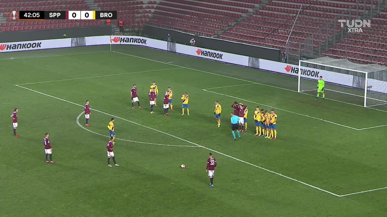 ¡GOL!  anota para Sparta Prague. Dávid Hancko