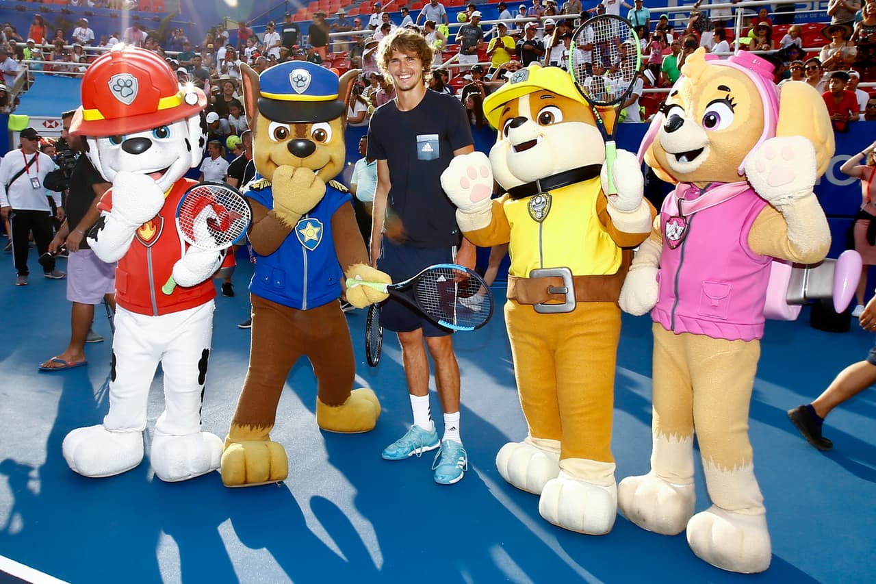 Pero no fue la única, pues aquí se ve al número 3 del mundol el alemán Alexander Zverev también con los personajes de la serie Paw Patrol durante la convivencia con los chicos.