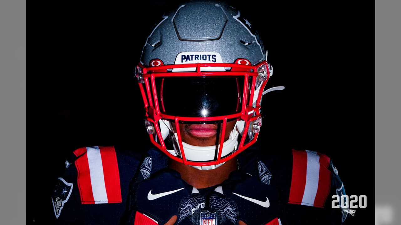 Los Patriots ya sin la presencia de Brady y en modo de reestructuración presentaron su nueva indumentaria para la temporada 2020 en la NFL. El color azul es muy similar al modelo color rush y el blanco es una adaptación combinando con las licras azules.