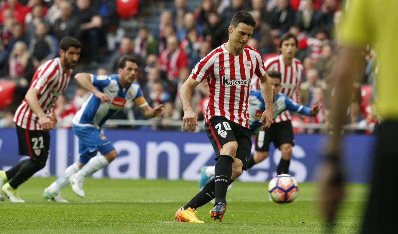 La primera anotación del partido llegó al minuto 17 desde el punto penal por intermedio de Aduritz, quien cobró con sutileza intentando elevar la pelota por el centro.
