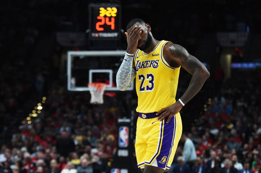 Los Lakers cayeron 128-119 ante Portland en su primer juego como miembro de LA. James anotó 26 puntos, recuperó 12 rebotes y repartió seis asisntencias. Aún faltan 81 juegos.