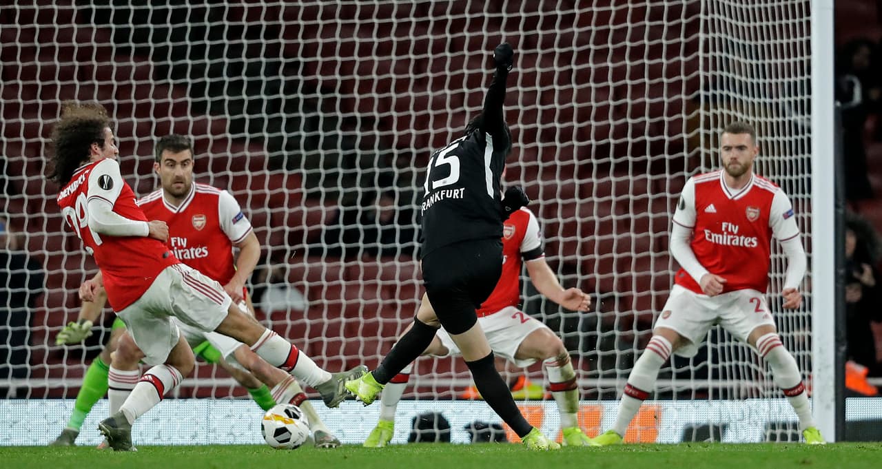 Frankfurt vence con doblete del japonés Daichi Kamada 2-1 al Arsenal en Londres. Unai Emery, director técnico del Arsenal vive momentos difíciles y más tras esta derrota.