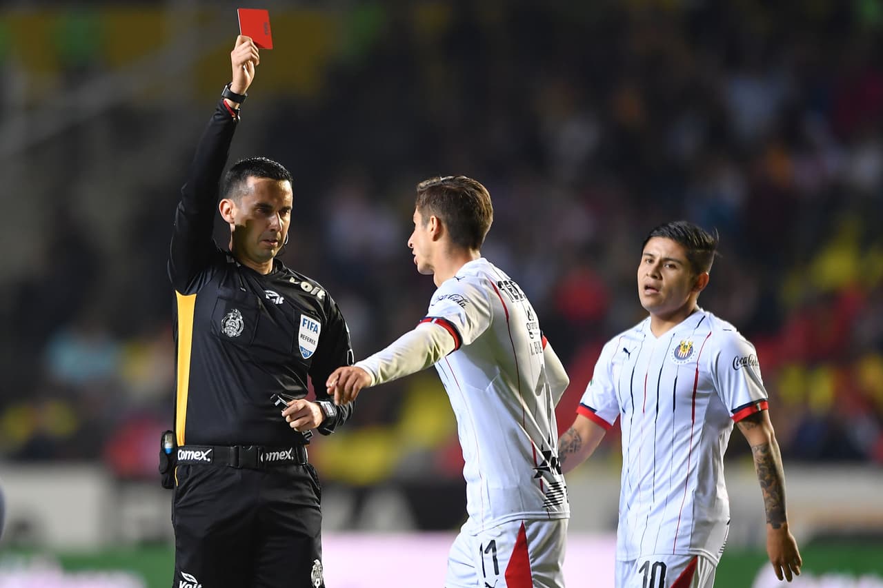 Al minuto 79' Chivas se quedó con diez hombres tras la expulsión de Isaac Brizuela (centro) por una clara agresión.