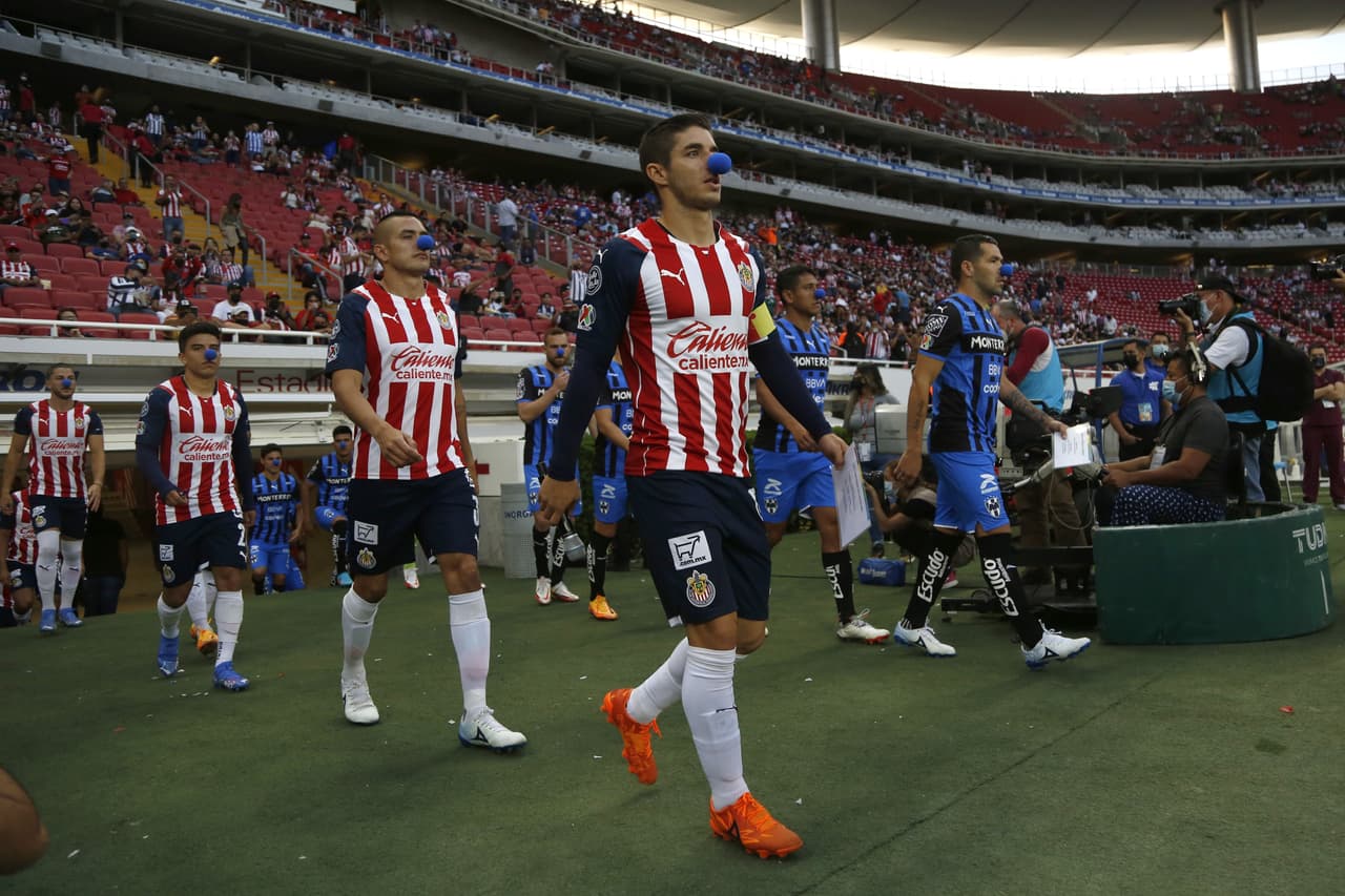 Chivas comenzó ganando con gol de Ángel Zaldíver, pero Rayados reaccionó y con goles de Gallardo, Vegas y un ‘osote’ de Miguel Jiménez terminó por vencer y hundir a un Guadalajara que podría quedarse sin DT.