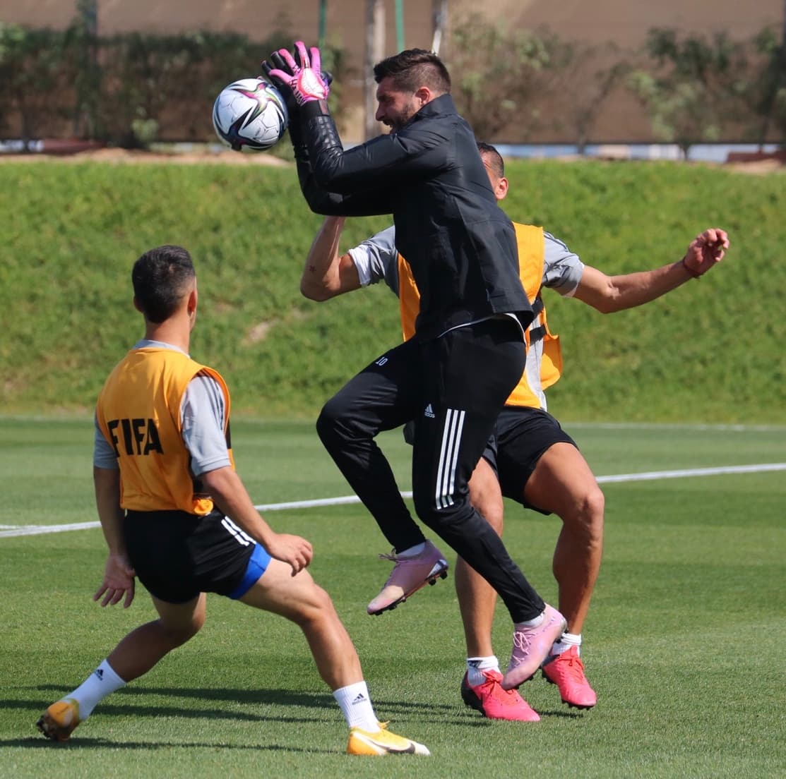El conjunto felino, representante de la Concacaf, lució relajado y en forma para medirse al Ulsan Hyundai en el Al Rayyan Stadium. El timonel de la UANL confía en que Gignac pueda jugar, mientras que Carlos González aún está en duda por lesión.