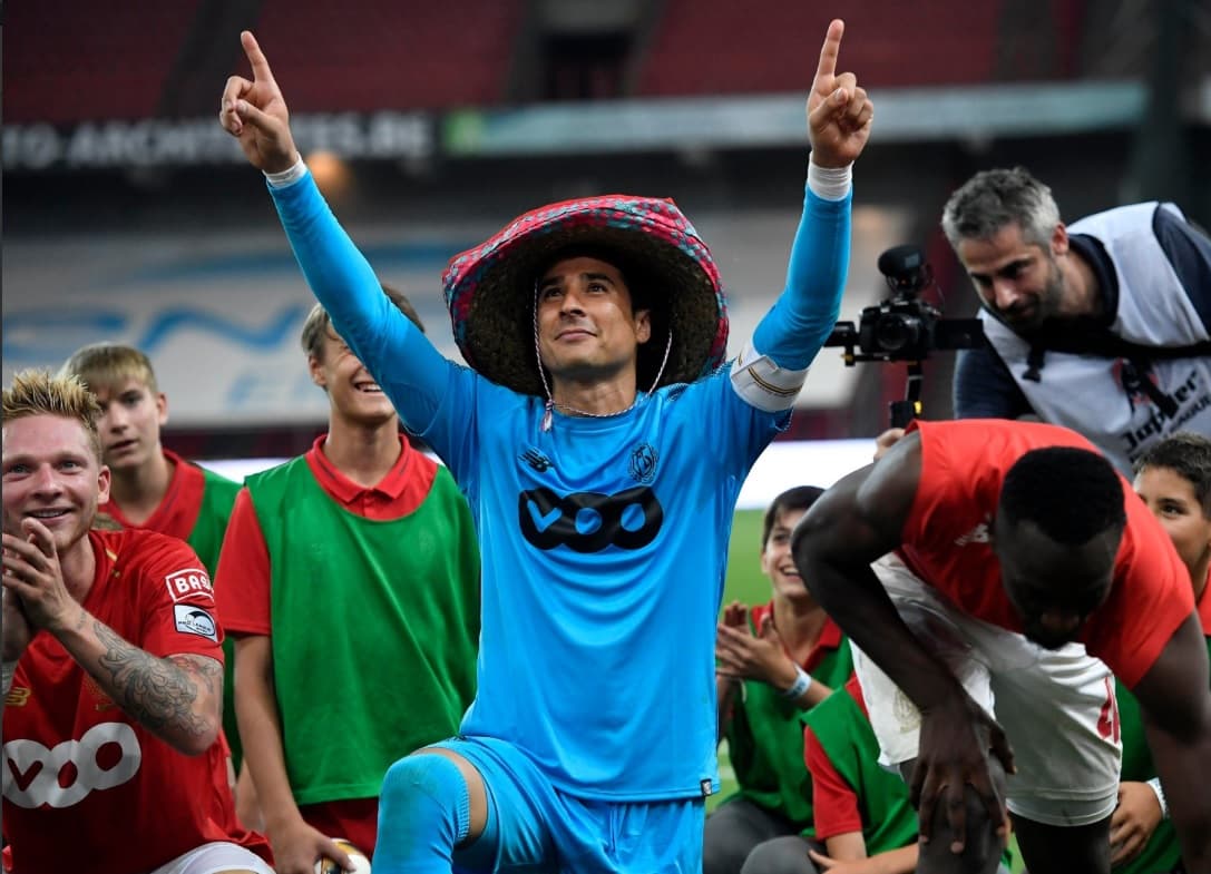 Ochoa es titular, colabora en triunfo del Standard y la afición le pide no dejar el club