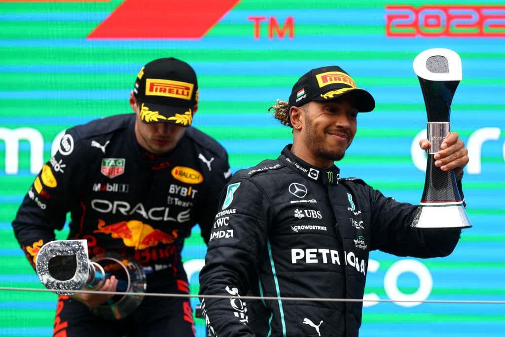 El neerlandés 
<b>Max Verstappen</b> (Red Bull) reforzó este domingo su ventaja al frente del Mundial de Fórmula Uno al ganar el 
<b>Gran Premio de Hungría</b>, el decimotercero del campeonato, que se disputó este domingo en el Hungaroring, mientras que su compañero, el mexicano 
<b>Sergio 'Checo' Pérez</b>, terminó en el quinto lugar.