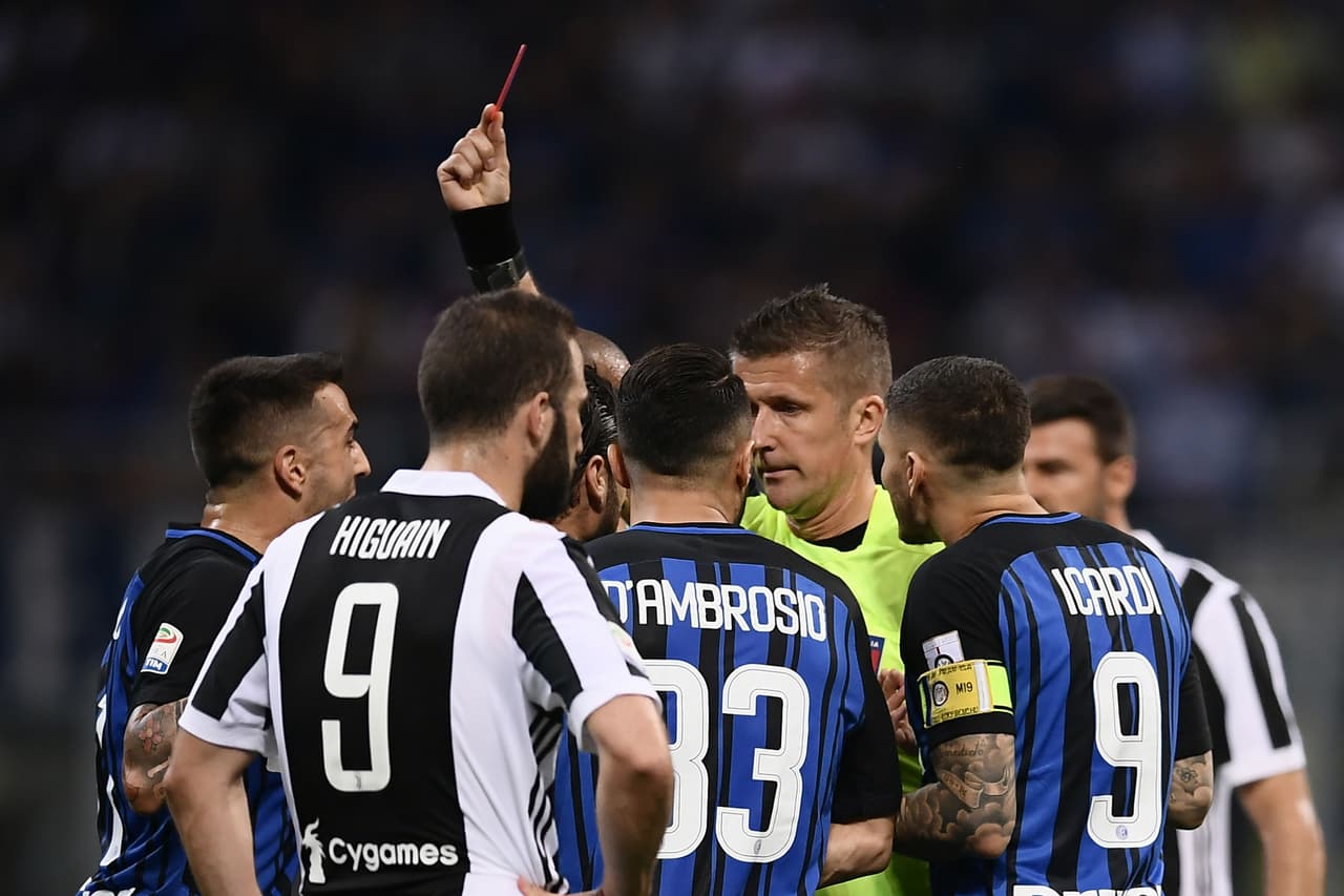 El juez, tras ver la jugada, decidió expulsar al uruguayo. Los neroazzurros tendrían que remar contra la corriente de ahí en adelante.