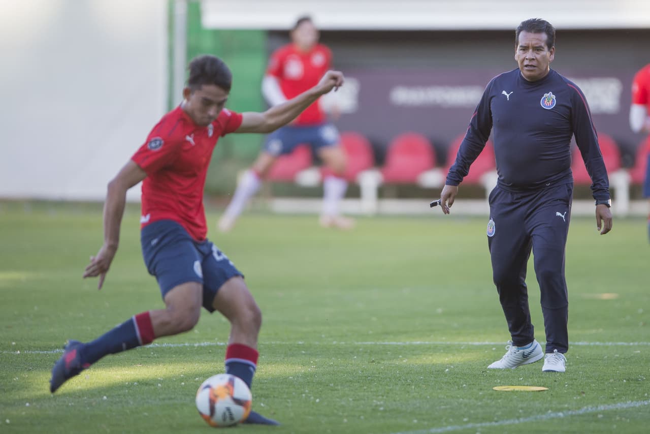 Chivas de Guadalajara mantiene su ritmo de entrenamiento tras la salida del paraguayo José Saturnino Cardozo de la dirección técnica, de la que quedó encargado Alberto Coyote de forma interina para pelear en el Clausura 2019 de la Liga MX.