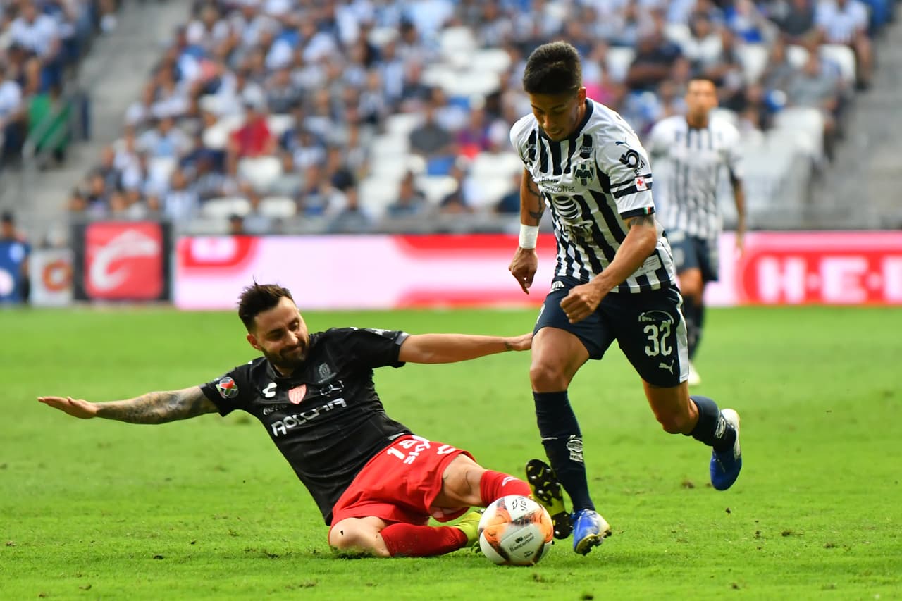 El principio del pratido fue intenso y los visitantes salieron en busca del arco rival de inmediato.