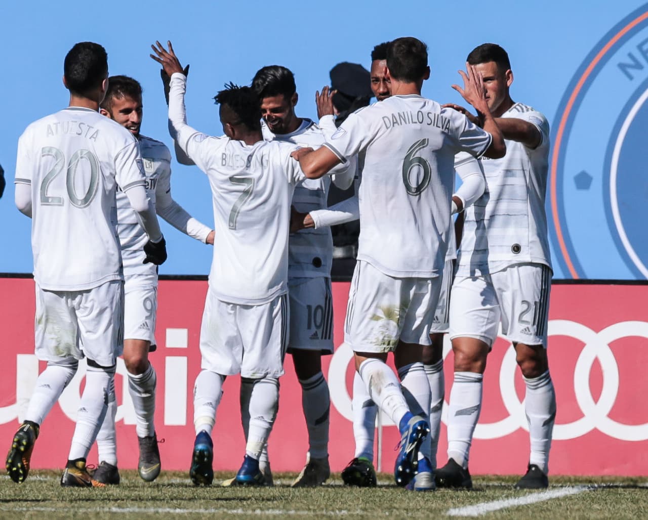 Antes de terminar el primer tiempo, al 43', Carlos Vela (centro) marcó el gol del empate 1-1 para los angelinos.