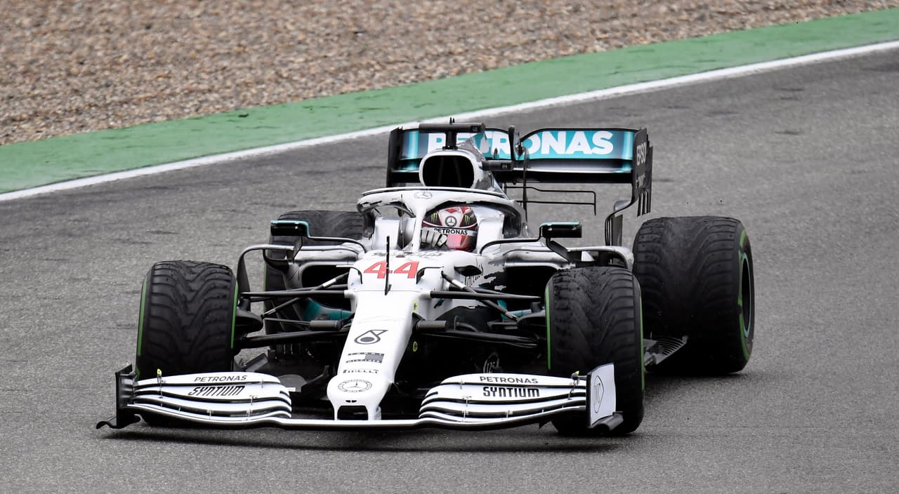 Hamilton tuvo un día de pesadilla, con una salida de la pista, un trompo y una penalización de cinco segundos por una entrada no reglamentaria en los 'boxes'.
