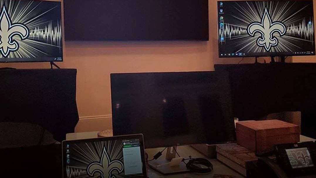 Pantallas, computadoras, teléfonos, ¿le falta algo a Sean Payton de los New Orleans Saints?