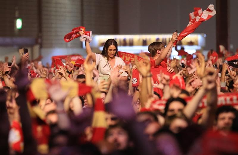 Los aficionados del Liverpool celebran en las calles de su ciudad la conquista de la UEFA Champions League sobre Tottenham Hotspur.