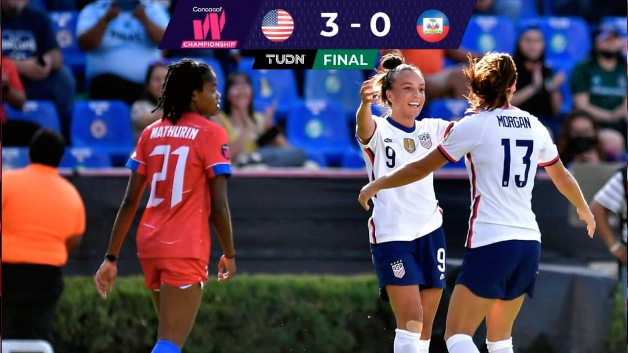 Estados Unidos Femenil celebra uno de sus tres goles en Premundial de Concacaf.