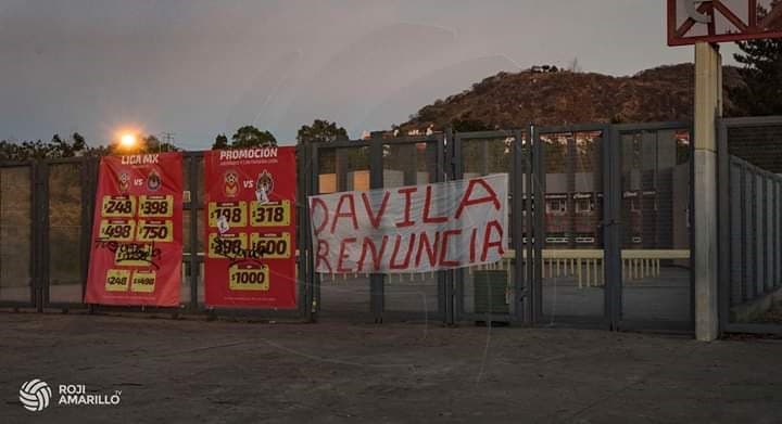 Los fanáticos de Monarcas expresaron su molestia con la situación del equipo colgando mantas en los alrededores del Estadio Morelos.