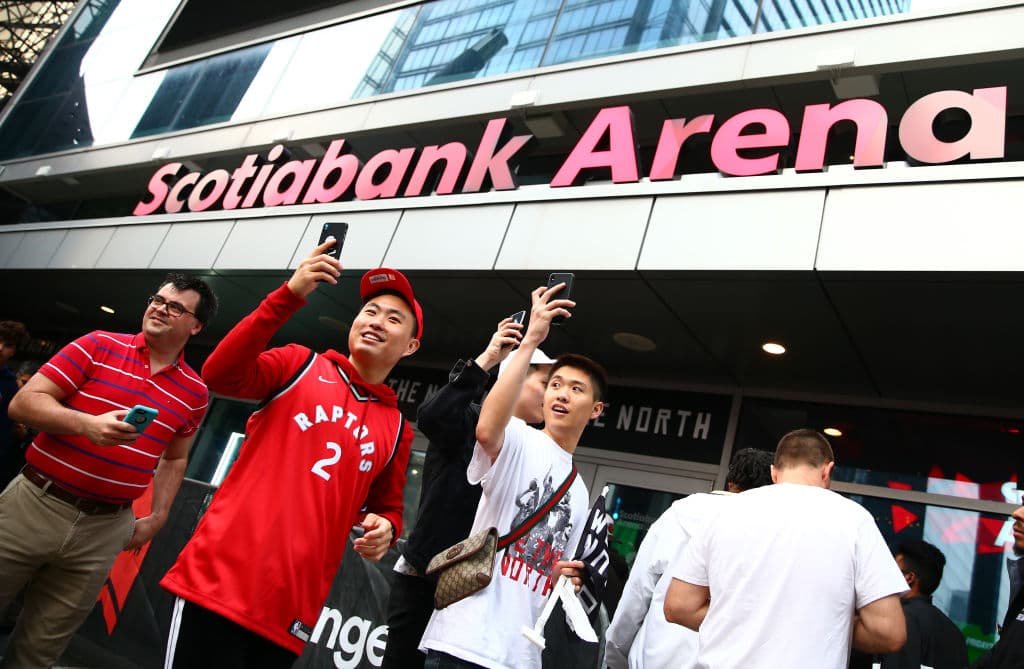 Un ambiente inmejorable el que se vivía en Toronto por el histórico arribo de sus Raptors a unas Finales de la NBA por vez primera. Dentro y fuera de Scotiabank Arena los aficionados se congregaron para estar presentes en el Juego 1 de las Finales y le aportaron mucho color a la previa del primer juego de la serie que tendrá su segunda cita el domingo próximo.