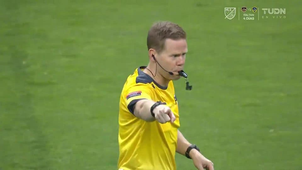 Arranca el partido y la pelota está en juego.