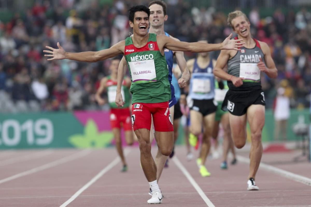 José Carlos Villarreal, al cruzar la meta en los 1,500 m. planos.